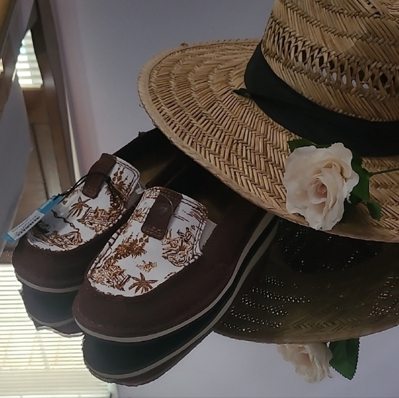 NWT Ariat Brown and White Casual Flats - Picture 1 of 8